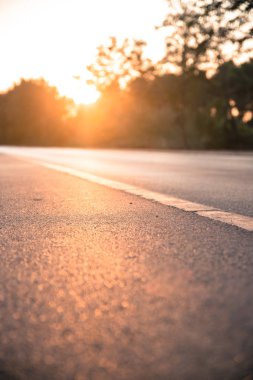 Boş asfalt yolu kapatılıyor