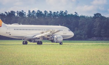 Uçak havaalanına park etmiş. 