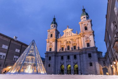 Salzburg 'un eski şehri ve çatıları Noel zamanı, karlı şehir