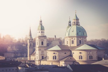 Arka planda eski şehrin güzel katedrali