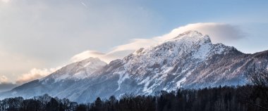 Dağlarda kar ve sabahın erken saatlerinde kadın.