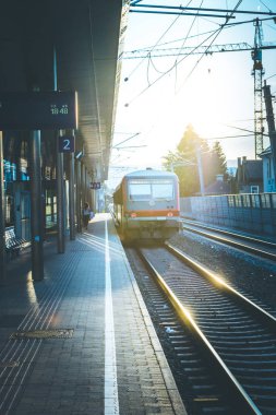 şehir arka planında raylar üzerinde tren