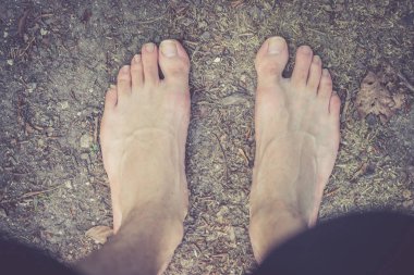 erkek bacakları çimlerin üzerinde