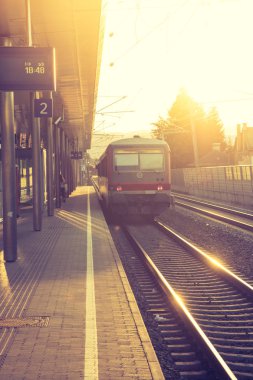 şehir arka planında raylar üzerinde tren