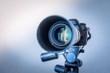 Mavi arkaplanda klasik kamera