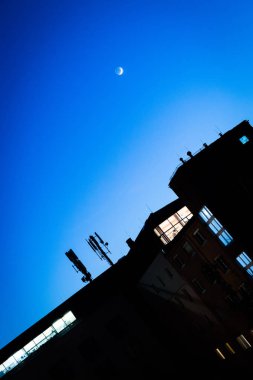 Mavi gökyüzüne karşı telekomünikasyon kulesi