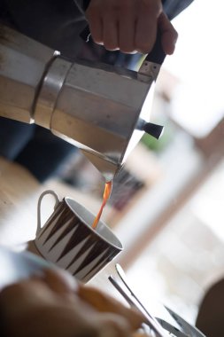 Gümüş gayzer kahve makinesiyle el ele