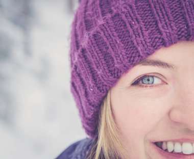 Kış şapkalı güzel genç kadın