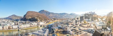 Yaz aylarında Salzburg 'un panoramik şehir manzarası