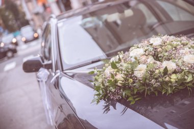 Arabada taze çiçekler var. Güzel çiçek buketi