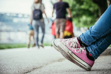 Pembe kedlerle bacaklarını kapat.