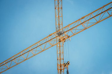 kule ve inşaat vinci mavi gökyüzüne karşı