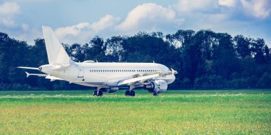 Uçak havaalanına park etmiş. 