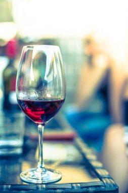 Eğlence odasında şarap kadehi