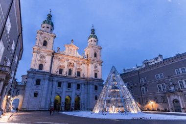 Salzburg 'un eski şehri ve çatıları Noel zamanı, karlı şehir