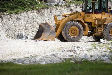  Kar temizleyici ile traktör sokaktan kar kaldırıyor.