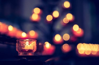 Sığ alan derinliğinde yanan mum