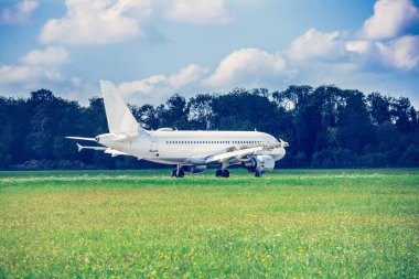 Uçak havaalanına park etmiş. 