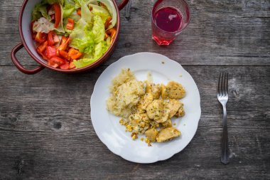 Tahta masada lezzetli yemekler.