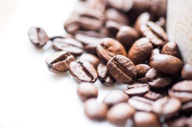 zemin üzerine kavrulmuş kahve çekirdeği