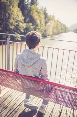 bir bankta oturan yakışıklı genç 