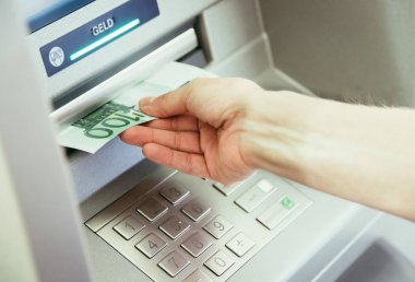 işadamı elini tutarak kredi kartı.