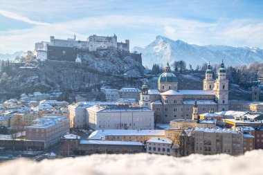 Noel zamanı, akşam, Avusturya karlı, Salzburg eski şehir