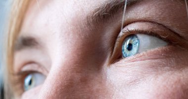 Güzel genç kızın mavi gözleri