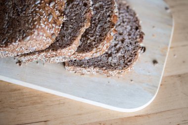 Tahta zeminde taze ekmek