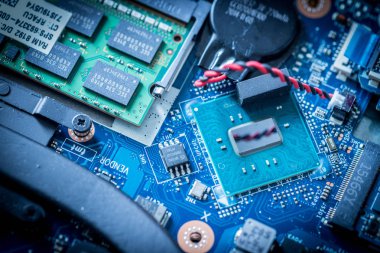Arka plandaki elektronik panoya yakın plan 