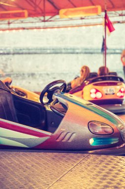 Lunaparkta insanlarla dolu çarpışan arabalar.
