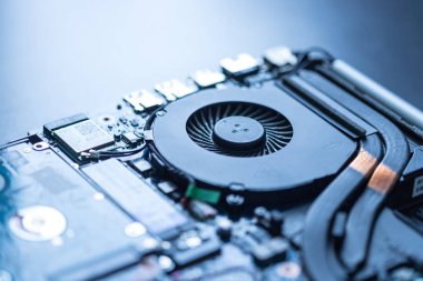 Arka plandaki elektronik panoya yakın plan 