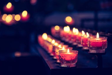 Birçok yanan mum sığ alan derinliğine sahiptir.