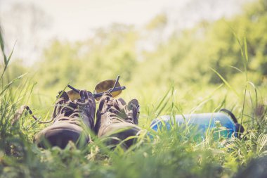Yeşil çimlerde yürüyüş botları