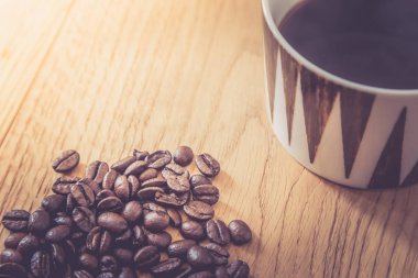 kahve fincanı ve arka plan üzerinde fasulye.