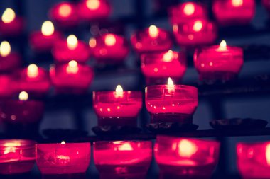 Birçok yanan mum sığ alan derinliğine sahiptir.