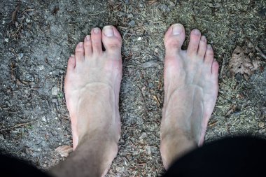 erkek bacakları çimlerin üzerinde