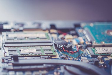 Arka plandaki elektronik panoya yakın plan 