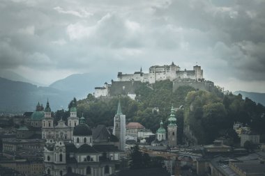 Noel zamanı Salzburg tarihi bölgesi, güneşli karlı çatılar, Avusturya