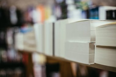 Kitapçıda rafta bir sürü kitap var.