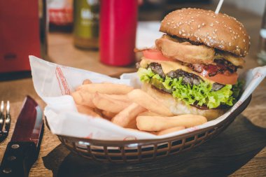 Taze lezzetli burger ve patates kızartması.