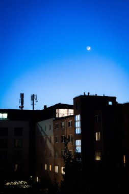 Mavi gökyüzüne karşı telekomünikasyon kulesi