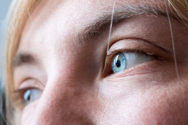 Güzel genç kızın mavi gözleri