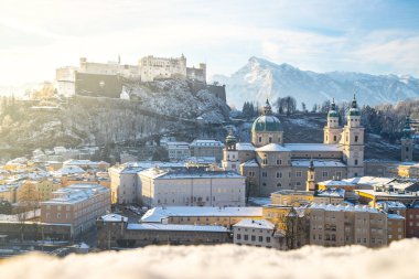 Noel zamanı, akşam, Avusturya karlı, Salzburg eski şehir