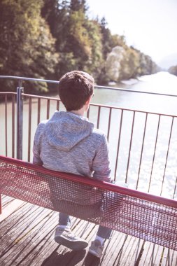 bir bankta oturan yakışıklı genç 