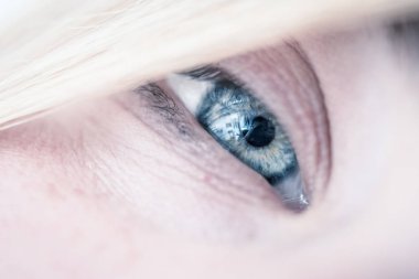 Güzel genç kızın mavi gözü