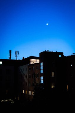 Mavi gökyüzüne karşı telekomünikasyon kulesi