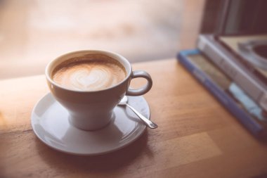 Fincan sıcak kahve masada