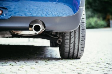 Asfalt yolda yeni gümüş otopark 