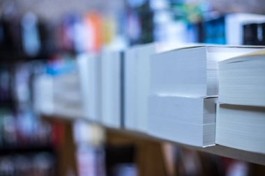 Kitapçıda rafta bir sürü kitap var.